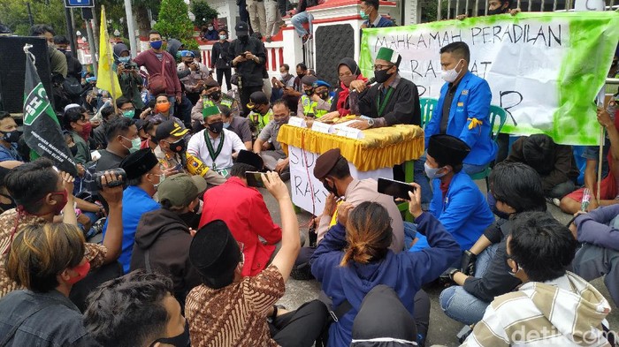 Mahkamah Peradilan Rakyat Blitar Digelar Massa Demo Tolak Omnibus Law di Jalanan