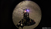Pantauan detikcom, Kamis (8/10/2020), pukul 20.45 WIB, para pasukan huru hara berjalan mendekat ke arah massa yang berada di sekitar Halte Harmoni.