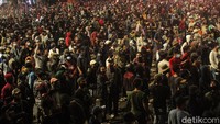 Semakin malam, massa yang berniat mencipta kerusuhan dan keonaran sehingga membuat resah masyarakat semakin banyak jumlahnya. Mereka melempari Petugas kepolisian yang berjaga pun dengan bom molotov. Alhasil, petugas pun dengan terpaksa menembakkan gas air mata ke arah massa. Foto: Rifkianto Nugroho