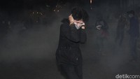 Gas air mata juga ditembakkan ke arah massa.