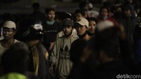 Beberapa petugas masuk ke supermarket untuk mengecek massa yang bersembunyi. Personel lainnya, maju untuk membubarkan massa.