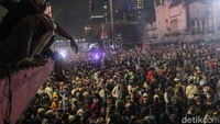Massa mengarah ke Jalan KH Hasyim Ashari.