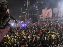 Titik-titik Demo Ricuh Tolak UU Cipta Kerja di Indonesia
