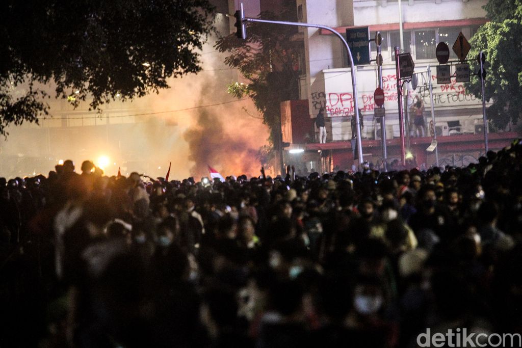Aparat masih berupaya membubarkan massa demo penolak UU Cipta Karya yang ricuh di Harmoni, Jakarta Pusat (Jakpus).