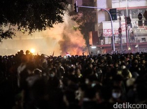 Jokowi Tak Mau Nasib Vaksin Corona Sama dengan UU Cipta Kerja