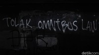 Seperti diketahui, aksi massa ini sudah berlangsung sejak Senin (5/10) saat DPR mengesahkan Omnibus Law RUU Cipta Kerja secara sah menjadi Undang-undang Cipta Kerja yang dinilai banyak merugikan kaum buruh dan pekerja. Hingga Kamis (8/10) malam, demo menolak UU Ciptaker itu masi hterjadi dibeberapa wilayah di Indonesia hingga pecah!. Akankah Pemerintah dan DPR mencabut/menggagalkan Omnibus Law UU Ciptaker itu? Foto: Rifkianto Nugroho