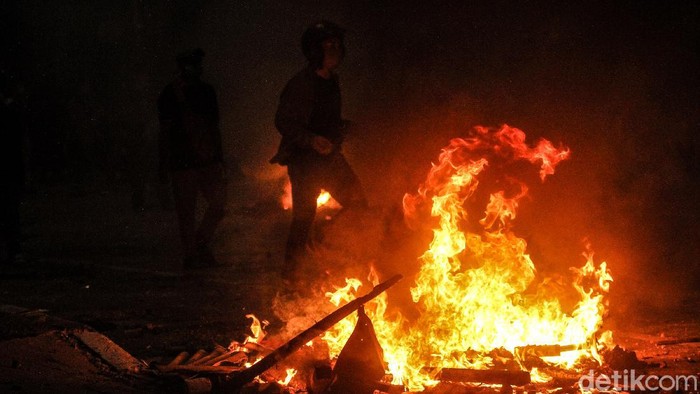 Malam Jumat di Harmoni hingga Meradang Aparat masih berupaya membubarkan massa demo penolak UU Cipta Karya yang ricuh di Harmoni, Jakarta Pusat (Jakpus).