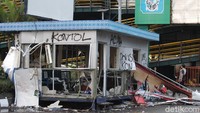 Pascademo menolak UU Cipta Kerja dan Omnimbus Law, massa merusak sejumlah fasilitas umum.