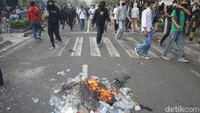 Massa membakar sampah di jalan malioboro.