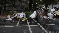 Tempat mencuci tangan dan barikade jalan dirusak massa.