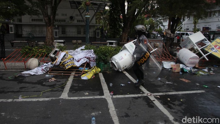 Imbas ricuh demo mahasiswa di Yogyakarta, kawasan Malioboro terlihat porak-poranda. Ini foto-fotonya.