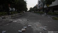 Sisa-sisa selongsong peluru gas air mata berserakan di Jalan Malioboro.