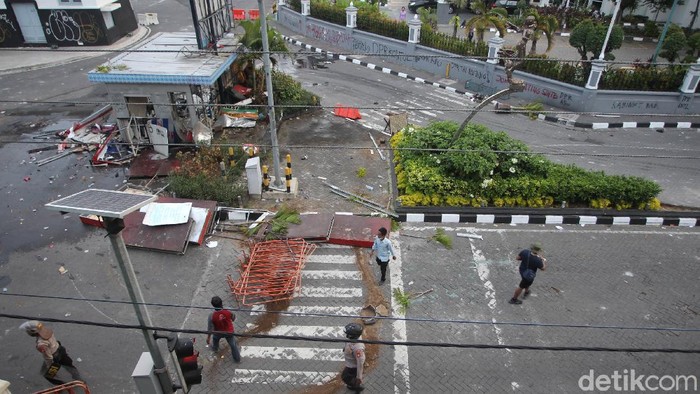Imbas ricuh demo mahasiswa di Yogyakarta, kawasan Malioboro terlihat porak-poranda. Ini foto-fotonya.