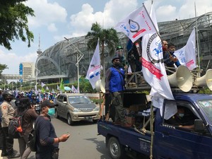 Sempat Masuk Gedung DPR, Massa Buruh Tinggalkan Jalan Gerbang Pemuda