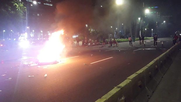 Masa ricuh dan bakar ban di Jalan Jenderal Sudirman Jakarta.