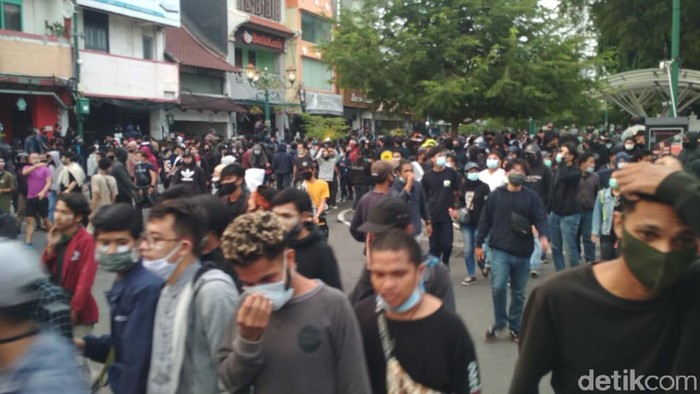 Massa aksi demo tolak Omnibus Law di DPRD DIY, Jalan Malioboro, Kota Yogyakarta, Kamis (8/10/2020).