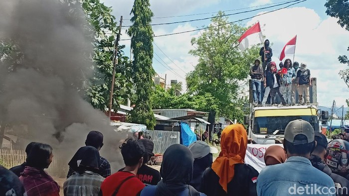 Massa aksi di Parepare, Sulsel blokir Jalur Trans Sulawesi