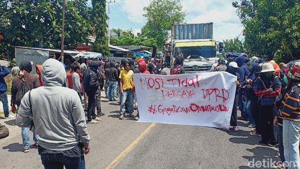 Massa aksi di Parepare, Sulsel blokir Jalur Trans Sulawesi