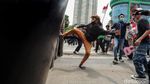 Massa Aksi Tolak UU Omnibus Law Kepung Harmoni