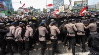 Polisi yang melakukan blokade menolak untuk membukakan jalan.