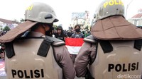 Mahasiswa mulai melakukan aksinya sekitar pukul 12.30 WIB. Tuntutan mereka intinya satu, yakni meminta UU Ciptaker yang sudah disahkan DPR RI pada Senin 5 Oktober itu dibatalkan alias dicabut.