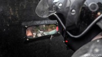 Sesekali mereka meminta petugas kepolisian untuk membukakan jalan menuju Istana.
