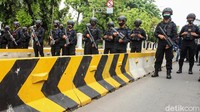 Brimob bersiaga di Jalan Harmoni yang mengarah ke Istana Negara. Hal itu dilakukan agar massa tak melakukan aksi di kawasan Istana.