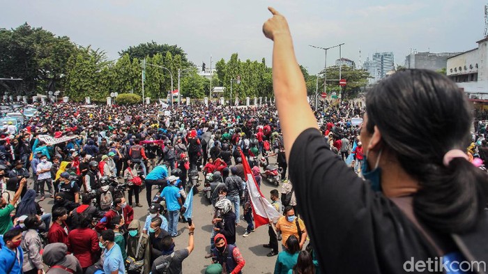 Massa dari buruh dan mahasiswa bergabung dalam aksi di Harmoni, Jakarta, Kamis (8/10/2020). Aksi tersebut buntut dari diketoknya Omnibuslaw beberapa waktu lalu oleh DPR dan Pemerintah.