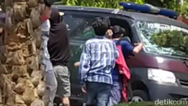 Massa aksi tolak Omnibus Law UU Cipta Kerja di DPRD Kota Pekalongan, Kamis (8/10/2020).