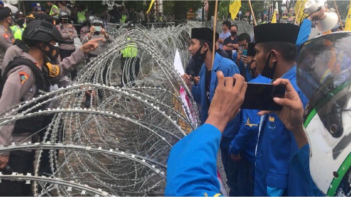 Massa aksi tolak Omnibus Law UU Cipta Kerja di Padang