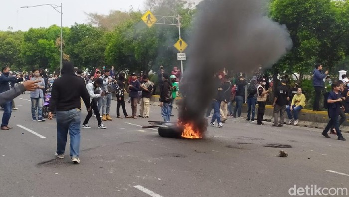 Massa Bakar Ban di Jalan Juanda, Jakarta Pusat