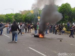 Demo Tolak Omnibus Law Rusuh, Massa Bakar Ban di Jalan Belakang Istana