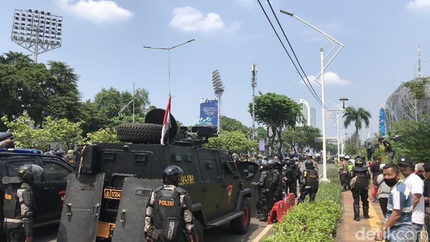 Massa Buruh Bergerak Menuju DPR, Dihalau Polisi di Jalan Gerbang Pemuda
