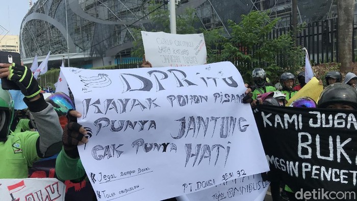 Massa Buruh Bergerak Menuju DPR, Dihalau Polisi di Jalan Gerbang Pemuda