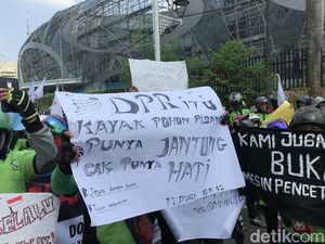 Massa Buruh Bergerak Menuju DPR, Dihalau Polisi di Jalan Gerbang Pemuda