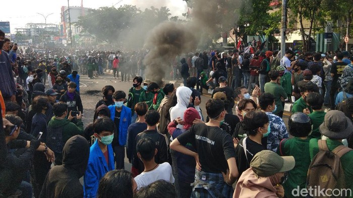 Massa buruh-mahasiswa di Makassar geruduk DPRD Sulsel tolak Omnibus Law