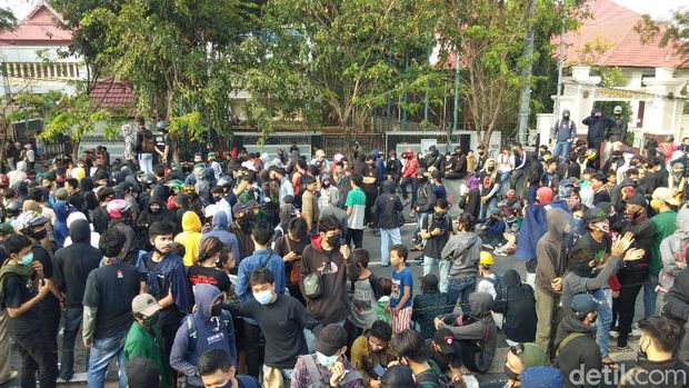 Massa buruh-mahasiswa di Makassar geruduk DPRD Sulsel tolak Omnibus Law