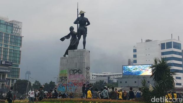 Massa demo juga ricuh di Tugu Tani, Jakarta Pusat.