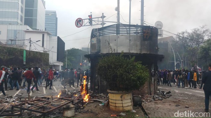 Massa demo juga ricuh di Tugu Tani, Jakarta Pusat.