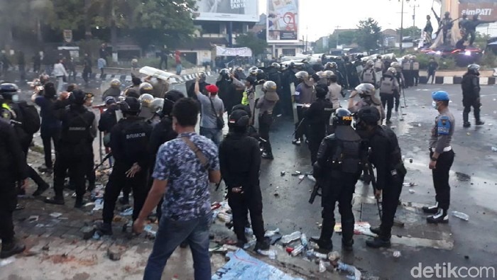 Massa demo Omnibus Law di Sukoharjo ricuh, polisi tembakkan gas air mata, Kamis (8/10/2020). Massa demo Omnibus Law di Sukoharjo ricuh, polisi tembakkan gas air mata, Kamis (8/10/2020).