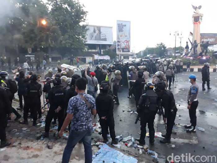 Massa demo Omnibus Law di Sukoharjo ricuh, polisi tembakkan gas air mata, Kamis (8/10/2020).