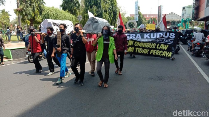 Massa Demo Tolak Omnibus Law Long March Bawa Keranda Ke Dprd Kudus