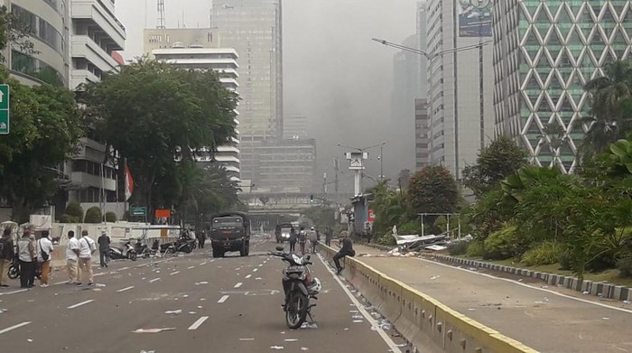 Massa demo ricuh di Jalan Budi Kemuliaan dan Jalan MH Thamrin Jakpus (Foto: Ilman/detikcom)