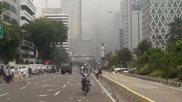 Massa demo ricuh di Jalan Budi Kemuliaan dan Jalan MH Thamrin Jakpus (Foto: Ilman/detikcom)