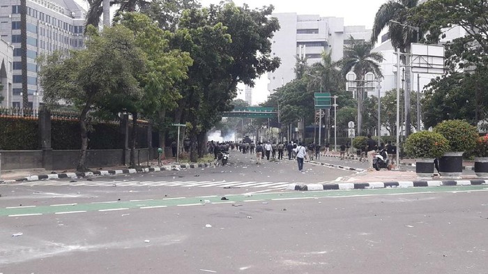 Massa demo ricuh di Jalan Budi Kemuliaan dan Jalan MH Thamrin Jakpus (Foto: Ilman/detikcom)