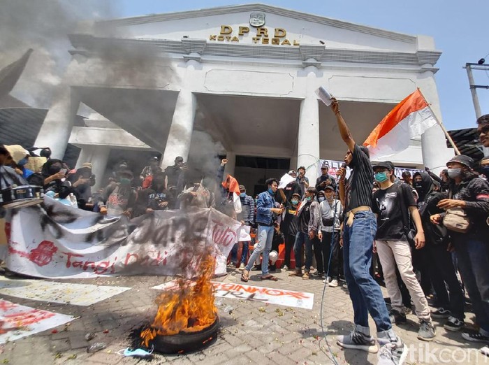 Massa demo tolak Omnibus Law bakar ban di depan Kantor DPRD Kota Tegal, Kamis (8/10/2020).