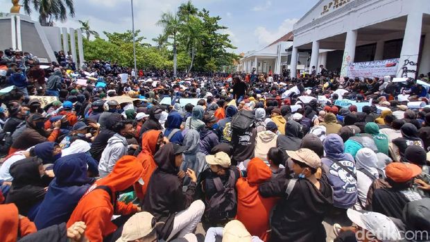 Massa demo tolak Omnibus Law bakar ban di depan Kantor DPRD Kota Tegal, Kamis (8/10/2020).