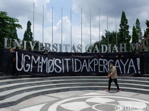 Massa demo tolak Omnibus Law bergerak dari Bundara UGM ke DPRD DIY, Kamis (8/10/2020).
