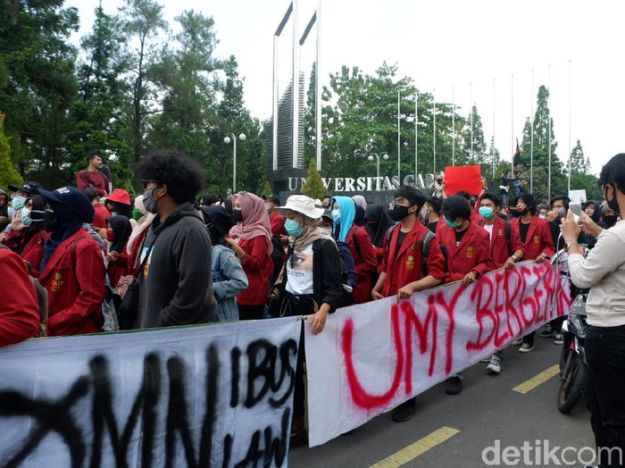 Massa demo tolak Omnibus Law bergerak dari Bundara UGM ke DPRD DIY, Kamis (8/10/2020).