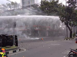 Ditembaki Gas Air Mata, Massa Demo Tolak Omnibus Law Menjauh dari DPRD Sumut